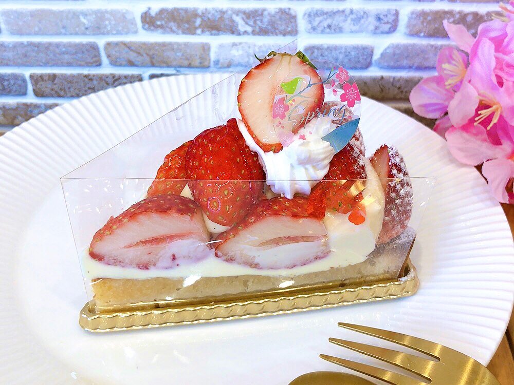 本日23日(水)はお店はお休みです‍♀️明日24日(木)からまた営業しておりますのでご来店お待ちしております 写真はたっぷり苺のタルト季節ならではの旬の苺をたっぷりのせた贅沢なタルトです