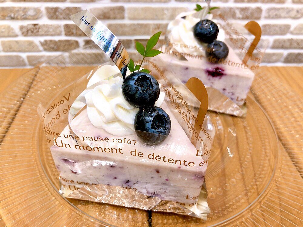 新作の?ブルーベリーレアチーズ?出ています なめらかなレアチーズにライム香る自家製ブルーベリージャムを合わせ爽やかなデザートに仕上げました 暖かくなってきて少しさっぱりしたものが食べたい時にとってもオススメの一品です♬ 是非お試しください 明日30日(水)はお店はお休みです‍♀️31日(木)からまた営業しておりますのでご来店お待ちしております