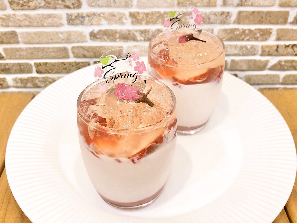 桜のパンナコッタ新しく出ております 桜餡に桜風味のなめらかなパンナコッタを流し、苺とぷるぷるレモンゼリーで飾りました♡ トロトロのパンナコッタとふるふるゼリーが堪らなく美味しい♡この季節ならではのデザートです是非お試しください♬ そして、有難いことにもうすぐフォロワー様が1500名様という事で、1500名様に達しましたら記念にささやかなイベントを開催予定です♡ こちらも是非お楽しみに?
