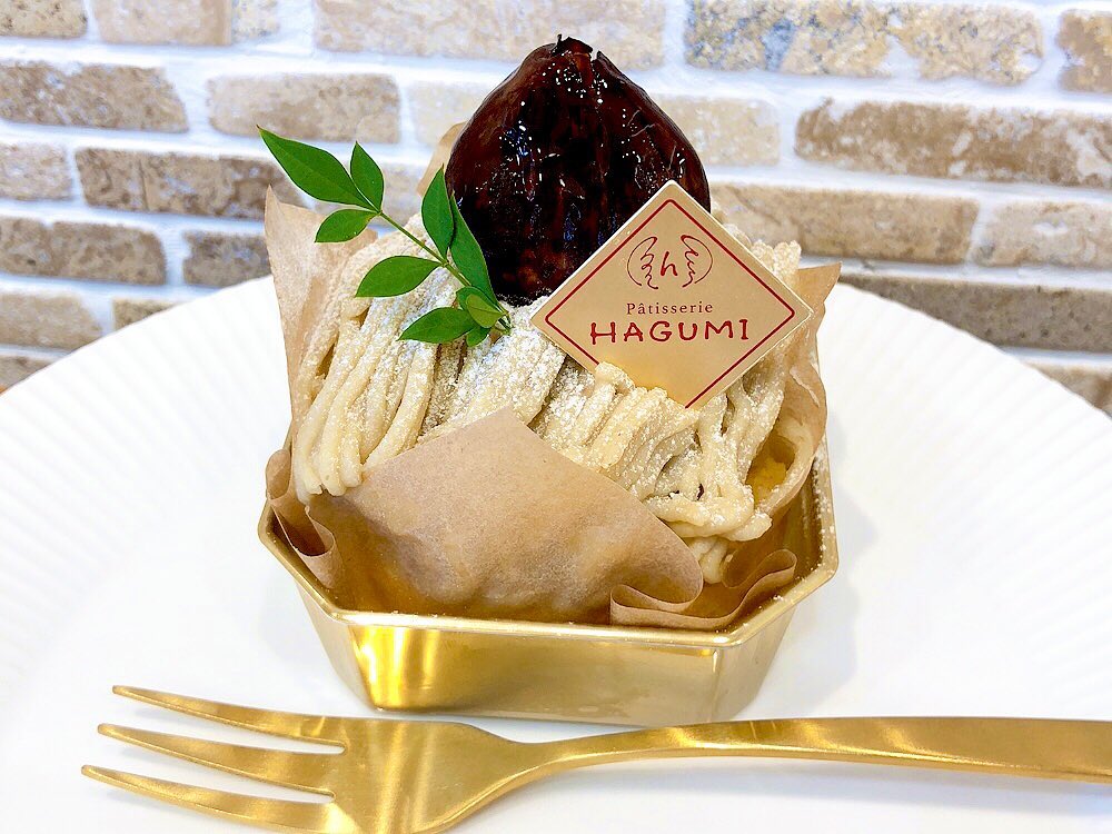 大人気の和栗のモンブランリニューアルして登場しています 栗本来の優しい甘さの茨城県産和栗を使用したマロンクリームをふんわりロールケーキとバニラムースの上にたっぷり絞りました 栗の風味を存分に味わって頂けるモンブランになっています是非ご賞味ください?