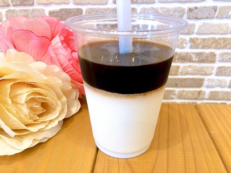 本日から飲むゼリーカフェオレ️出ています♬ 暑い日にピッタリ️トロトロふるふるの飲めるゼリー♡スッキリとしたぷるぷるコーヒーゼリー️とほんのりバニラが香るミルクゼリーの絶妙な相性が堪りません♡コーヒーとミルクをよく混ぜてカフェオレにしてお召し上がりください 飲むゼリーシリーズ、これから色々なお味が登場予定ですお楽しみに！ そして、本日もやっております！＼ロールの日／昨日もとっても好評でした♡本日も、全種類ご用意してお待ちしておりますので是非お立ち寄りください