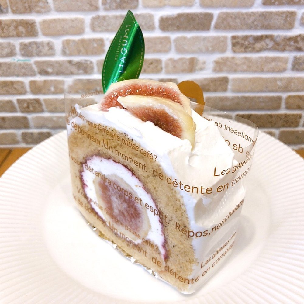 丸ごといちじくロールスポンジが紅茶風味になって登場しています♬ 紅茶香るふわふわスポンジに軽い生クリームといちじくの甘さが最高です♡ つい最近まで暑かったのに、気づけばもう秋の気配ですね秋の味覚もこれから徐々に登場して参りますのでお楽しみに♡ そして、9〜11日は【クレープの日】16日(金)は【はぐみの日】キャラメルコルネです！限定商品になりますのでお見逃しなく♬