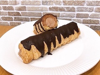 本日限定チョココルネ販売してます朝からたくさんのお客様にお並び頂きありがとうございます?！！ お問い合わせも多数頂いたチョココルネ本日まだご用意ございます！！ とろ〜りとろけるチョコカスタードとパリッパリの周りのチョコが堪らない組み合わせです♡スタッフも大絶賛のチョココルネ是非ご賞味ください 状況確認のお電話もお気軽にどうぞ ご来店お待ちしております♪