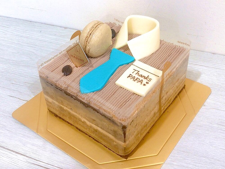 本日は父の日ですね！お父さんに日頃の感謝を伝える日♡ 父の日限定ケーキご用意しております♬☆ワイシャツケーキ　コーヒーとチョコの　甘さ控えめケーキ♡☆黒糖バスクチーズケーキ　甘さ控えめのなめらかな　バスクチーズケーキ☆ビールロール　ふわふわフルーツロール?を　ビール風に仕上げました♬☆ビールゼリー　＆のMIXゼリーに、　グレープフルーツの泡ゼリーを♬　お子様もお父さんと一緒に乾杯☆ウイスキーケーキ　お酒好きのお父さんには堪らない?　千葉県の地ウイスキーをたっぷり　染み込ませました? 父の日用の焼き菓子ギフトもご用意しております♡ 是非お立ち寄りください♬