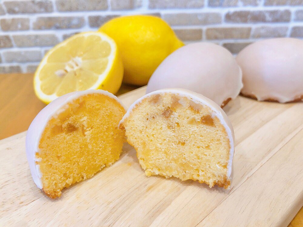 檸檬ケーキ?が更に美味しくリニューアルしました♬ 爽やかなレモン香るしっとり生地に、新たにレモンピールとレモンの皮?を加え更に風味豊かに?レモンピールの食感が良いアクセントになりますます美味しくなりました♡ 檸檬ケーキ好きさんには是非お召し上がり頂きたいより一層自信を持ってオススメできる檸檬ケーキになりました♬ おやつには勿論お手土産にも喜ばれます?お日持ちは常温で2週間です。
