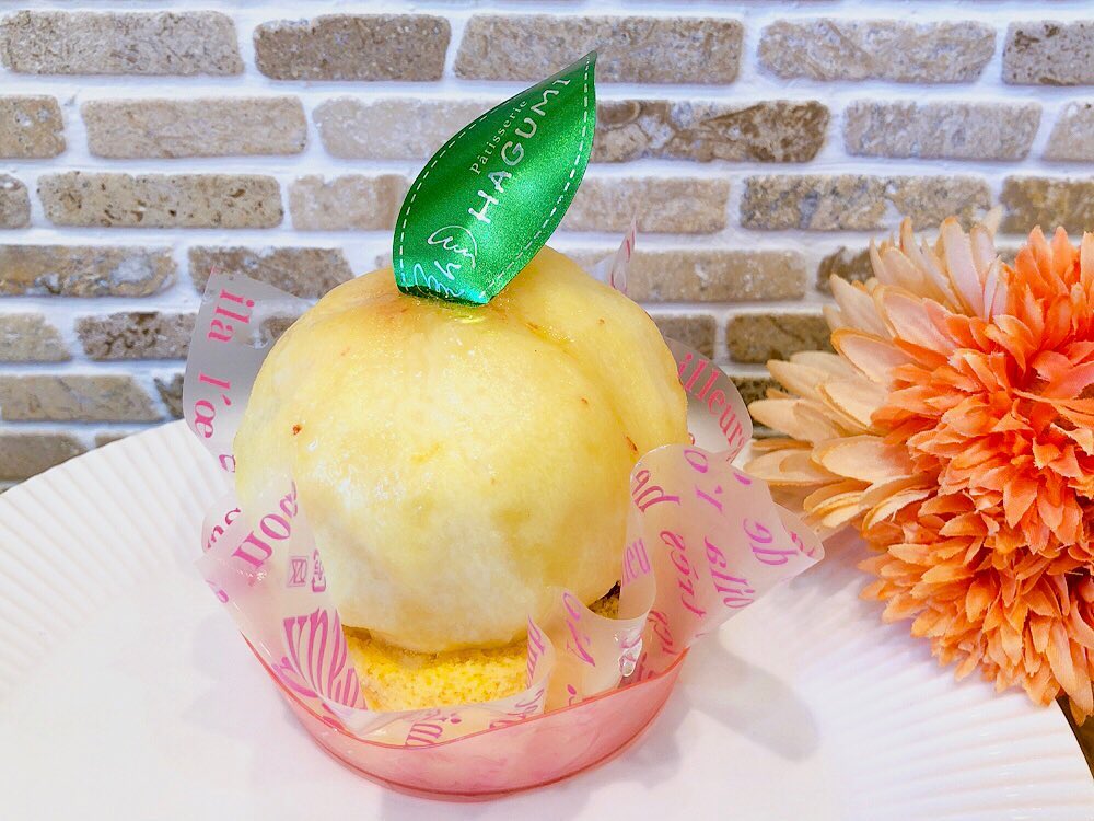 本日からまるごと桃出ています♬ フレッシュの桃まるごと1玉にはぐみ特製カスタードクリームを詰めロールケーキに乗せました♬ 桃を存分に味わって頂ける贅沢なスイーツです♡この季節ならではの美味しさを是非味わって下さい
