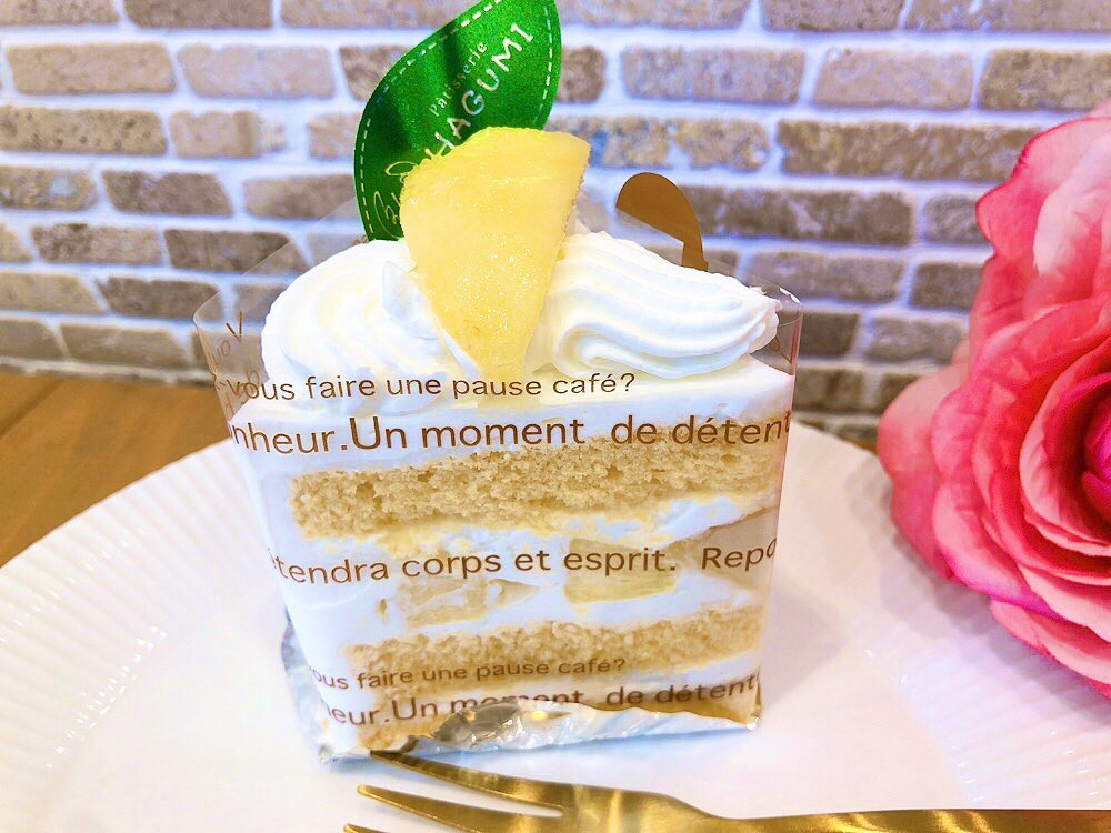 本日から白桃ショートケーキ出ています♬ 自慢のふわふわスポンジにあっさりとした特製生クリームと旬のみずみずしい白桃を贅沢にサンドしました♡ 今年は桃が出始めるのが早いですね早くてもとってもジューシーな美味しい白桃♡是非味わってください