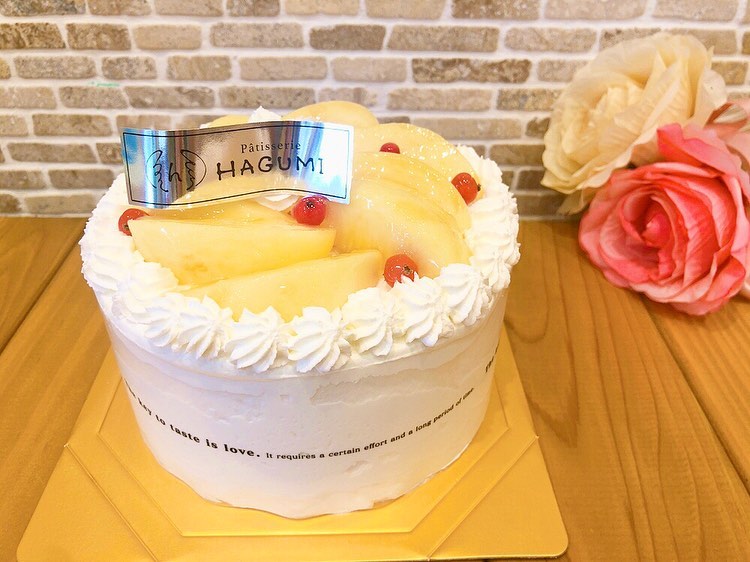 白桃デコレーション期間限定で登場しています♡ はぐみ特製ふわふわスポンジとすっきりとした甘さの生クリームに旬のジューシーな桃がたっぷり? この時期限定の特製デコレーション是非ご賞味ください桃がある時期はご予約も可能です♬