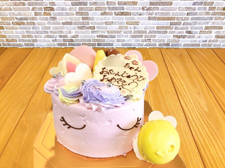 本日、明日はお店はお休みです‍♀️7月7日(木)からまた営業しておりますのでご来店お待ちしております 写真は先日オーダー頂いたユニコーンデコレーション?ピンクのお顔でマカロントッピングご希望とのことで、とっても可愛く仕上がりました♡ オーダーケーキ、オーダーアイシングクッキー もご注文承ります♬お気軽にお電話、もしくは店頭にてご相談ください? そして来週金曜日は【はぐみの日】1日限定販売のしっとりなめらかスフレ是非お楽しみください♡