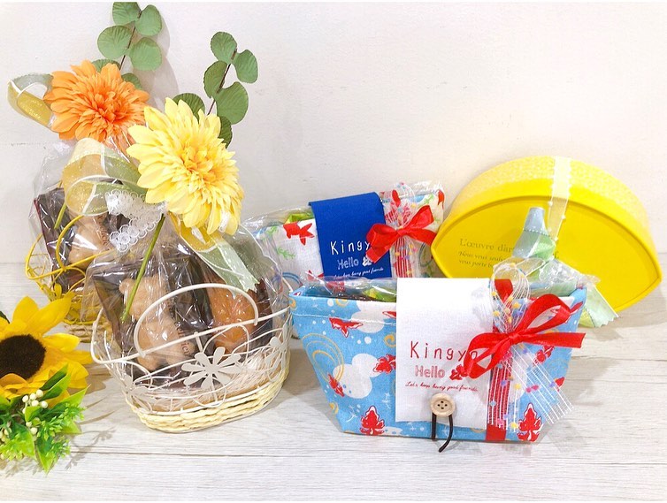 暑い日が続きますね店頭では、夏ギフトも色々お出ししています ケーキやアイスを持っていくには少し遠いという時には可愛い夏モチーフの焼き菓子詰め合わせがピッタリです また、7月15日(金)は【はぐみの日】1日限定でチョコスフレ抹茶チーズスフレご用意しております♬ 数量限定でのご用意ですので、当日絶対食べたい！！場合には、ご予約がオススメです 7月中はシューアイス＆涼しん棒もお得になっているので是非