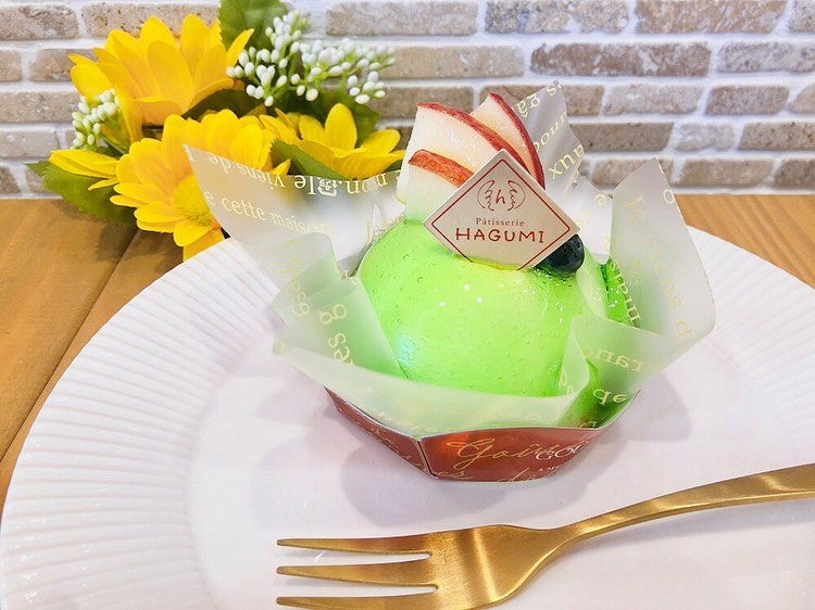 ポムカシス期間限定で出ています♡ さわやかな青りんごムースにブルーベリーの果肉入りの甘酸っぱいカシスムースを重ねました 一口食べた瞬間爽やかな青りんごの香りが口いっぱいに広がる夏にぴったりのケーキです