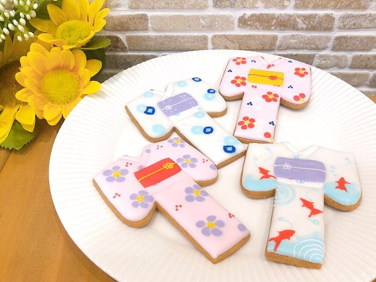 新しく浴衣アイシングクッキー 出ています♬夏にぴったりの涼しげなクッキー♬浴衣はいろんな可愛い柄があって、柄を選ぶのが楽しいです 本日も午後から雨が降りそうですね️お気を付けてお越しください