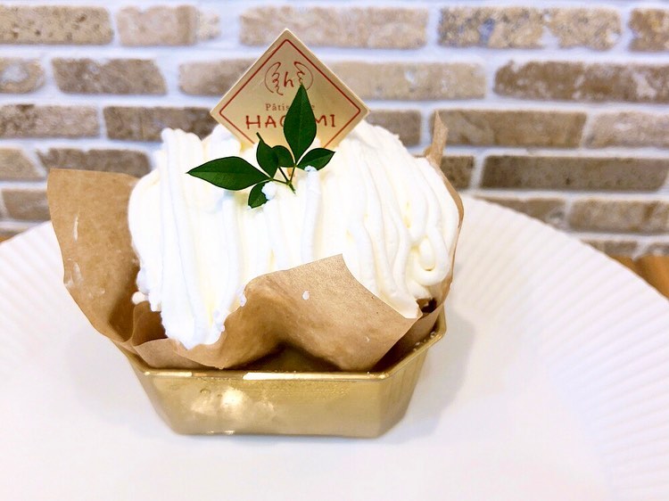 モンブランがリニューアルして白いモンブランになっています♡ ふんわりロールケーキに丸ごと渋皮栗と茨城県産和栗ペーストをのせ、生クリームを絞りました♡ ふわふわ生クリームで軽く仕上げているので1個ペロリと食べられちゃいます 是非お試しください♪ ※明日はお店はお休みです。