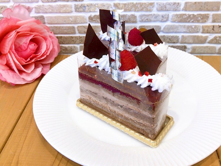 モガドール新しく出ています♬ しっとりチョコスポンジにミルクチョコクリームとヘーゼルナッツプラリネをサンドし甘酸っぱいフランボワーズジャムを乗せました ベリーとチョコレートの相性抜群のケーキです♬是非お召し上がり下さい♡ また、7月23日(土)、24日(日)限定で一部お祭りスイーツを販売予定です(写真3、4枚目) 待ちに待った夏休み少しでも夏気分を味わって頂ければ幸いです