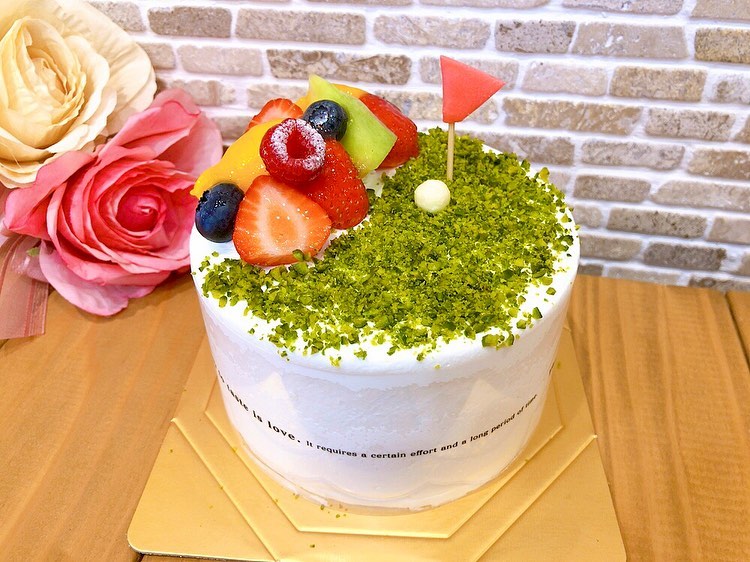 本日、明日はお店はお休みです‍♀️7月28日(木)からまた営業しているので、ご来店お待ちしています 写真は最近お作りした特注ケーキ️ゴルフ場デコレーション(写真1枚目)アイシングクッキー (写真2枚目)です♬ ご希望に合わせた特注ケーキもお作りしています。