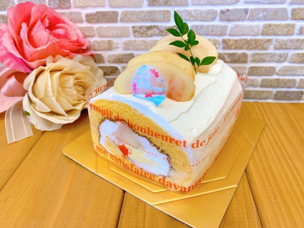 大人気の白桃ロールホールサイズも販売しています ふわっふわの米粉生地に生クリーム＆カスタードクリームとジューシーな生の桃を巻きました♡ 上にも桃がたっぷり乗った贅沢な白桃ロール3〜4名様用のサイズです♡ その他、店頭では旬のフルーツを使用したケーキが沢山並んでいます♬是非、季節ならではのケーキをお楽しみください ※明日、明後日はお休みです。