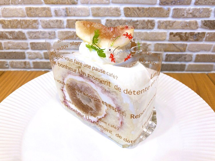 丸ごとイチジクのロールケーキ先日から出ています♬ 白いロール生地にフランボワーズジャムと生クリーム、丸ごとイチジクを大胆に巻きました♡甘酸っぱいフランボワーズジャムにイチジクの甘みがピッタリの一品です イチジクが旬のこれからの季節に是非♡ ※8月22〜26日は夏季休業を頂きます‍♀️ご迷惑をおかけいたしますが、どうぞ宜しくお願いいたします。