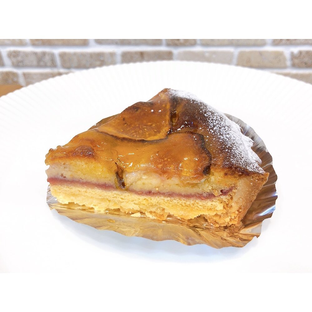 新しくいちじくタルト出ています♬ 香ばしいタルトのアクセントにフランボワーズジャムを絞り、旬のいちじくを乗せて焼き上げました♡ この時期ならではの秋の味覚を是非お楽しみください♡ そして、明日から3日間はいよいよ【クレープの日】 早速ご予約もいただきありがとうございますボリューム満点の限定クレープ、是非ご堪能ください♡ 9月16日(金)は限定のキャラメルコルネも販売予定ですこちらもご予約受付です♬ お電話もしくは店頭にてお気軽にお問い合わせください♡