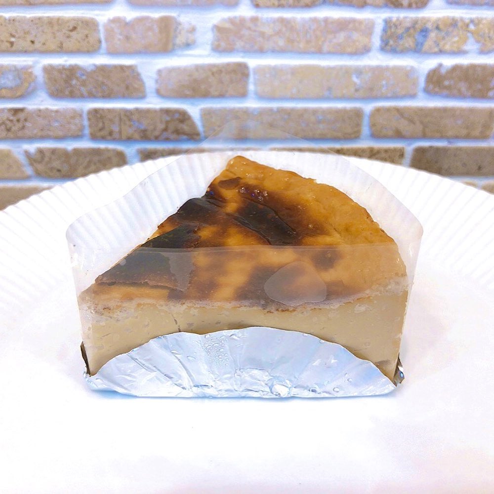 以前お出ししていた?黒糖バスクチーズ?ご要望が多かったため、再販しております♡ 以前よりも更になめらかな口溶けになるよう改良しての登場です♡甘さ控えめながら濃厚でなめらかな口溶けの病みつきになるバスクチーズケーキ?見かけたら是非お持ち帰りください♬ そして、本日は【クレープの日】最終日です！ボリューム満点の自家製クレープ、是非お楽しみください