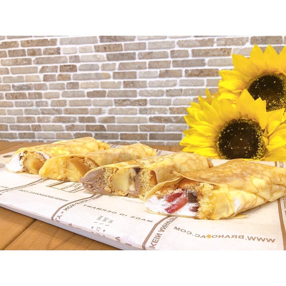 明日まで限定で【クレープの日】開催しています 1枚1枚丁寧に焼いた自家製クレープにカスタードクリームなど中身をたっぷり詰めて巻きました♡ お味は4種類苺＆生チョコチョコバナナかぼちゃキャラメルアップルキャラメルです！ どれも美味しいけれど、はぐみスタッフ一押しはアップルキャラメル！ ほろ苦いキャラメルとりんごの相性を是非お楽しみください♡ 9月16日(金)【はぐみの日】のキャラメルコルネも続々とご予約頂きありがとうございます? こちらも16日限定商品のため是非チェックしてください♬