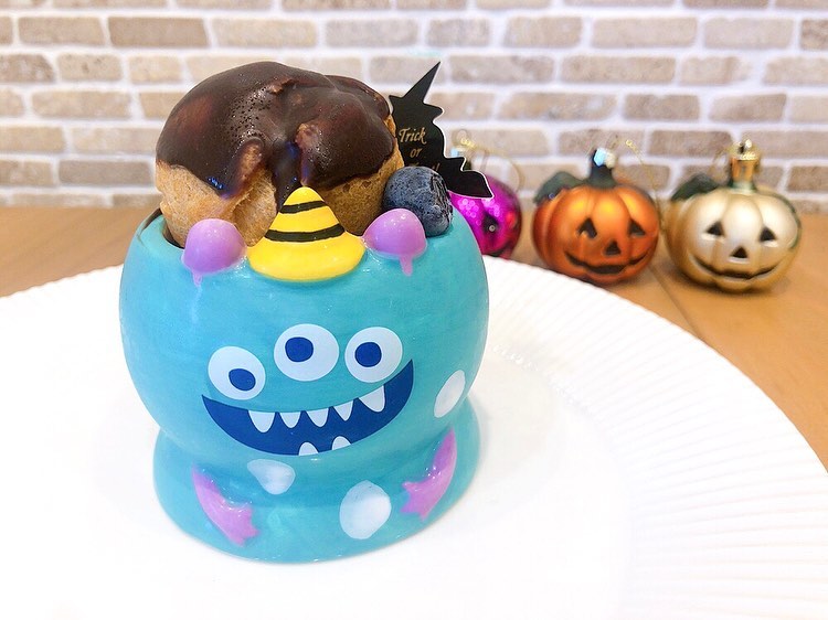 今年もハロウィンスイーツが少しずつ登場しています ハロウィンチョコレートプリン可愛いモンスターカップの中には、まるでムース！？と思うほどなめらかで濃厚なチョコレートプリンが♡プリンの上には、生クリーム、プチシュー、削りチョコ、など楽しいトッピングがたくさん 期間限定商品ですので、見かけた際は是非♡