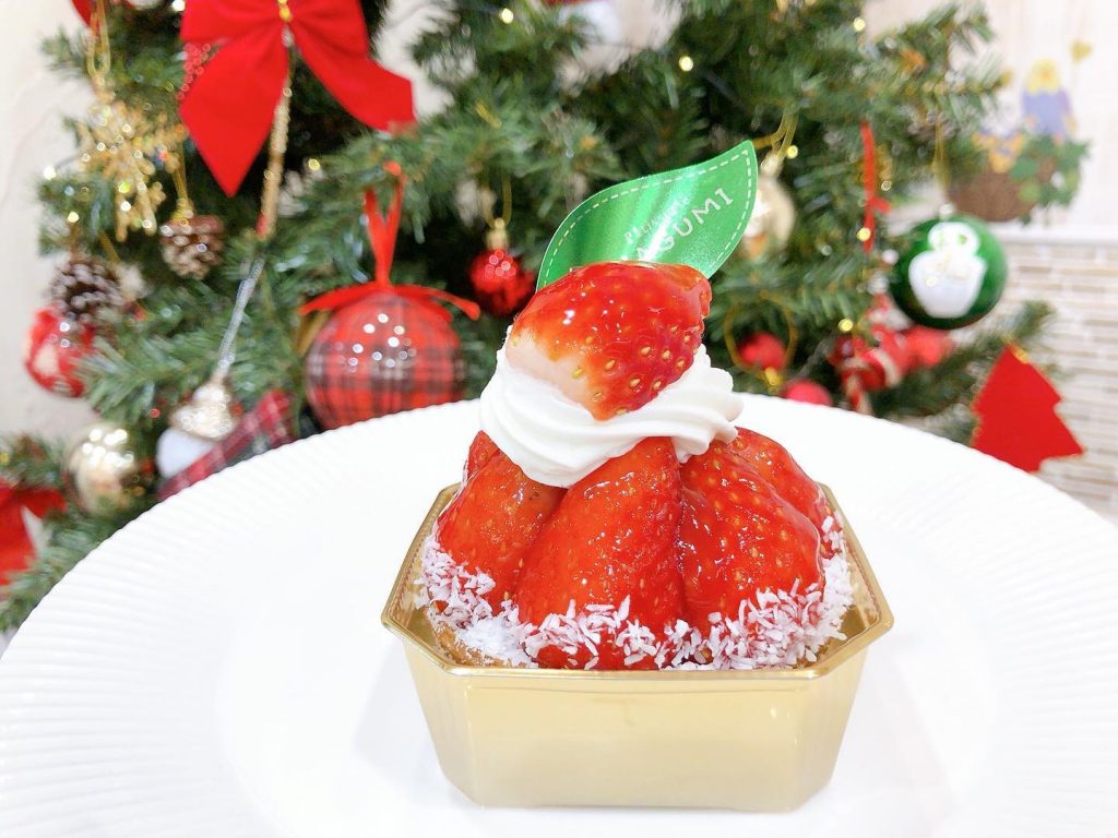 本日は、お店はお休みです♀️明日からまた営業しているので、ご来店お待ちしております 写真は先日から新しく出ている苺タルト 香ばしいアーモンドタルトに苺ジャム、カスタードクリーム、たっぷりの苺を乗せて木苺のジュレでコーティングしました♡ 今年もいよいよ苺の季節見てるだけでワクワクしちゃう可愛い苺タルト是非ご賞味ください♡