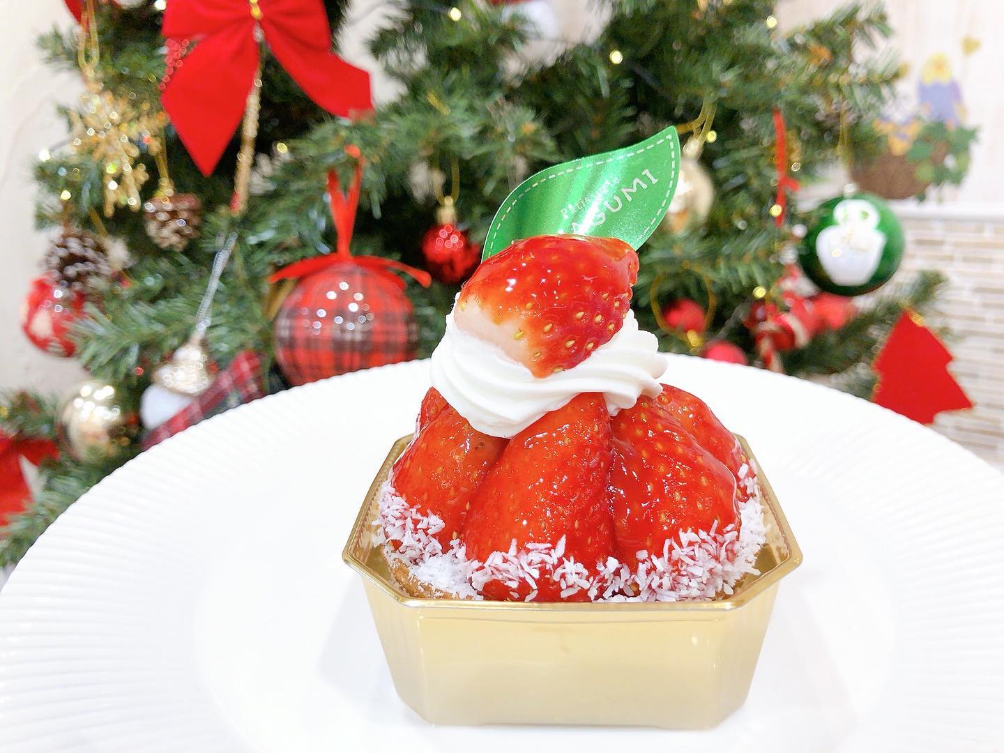 本日は、お店はお休みです♀️明日からまた営業しているので、ご来店お待ちしております 写真は先日から新しく出ている苺タルト 香ばしいアーモンドタルトに苺ジャム、カスタードクリーム、たっぷりの苺を乗せて木苺のジュレでコーティングしました♡ 今年もいよいよ苺の季節見てるだけでワクワクしちゃう可愛い苺タルト是非ご賞味ください♡ #苺タルト #苺の季節 #いちごスイーツ #松戸ケーキ #パティスリーhagumi #パティスリーはぐみ