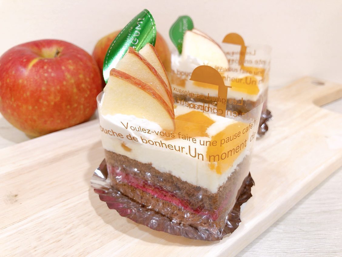 新しくアップルカシス出ていますチョコスポンジにカシスムースを重ね、上にはりんごのキャラメルソテーと青リンゴムースを流しました 見た目も可愛いアップルカシス是非ご賞味ください♬ また、Xmasケーキのご予約がだんだん埋まってきています♀️ 現在ご予約頂けるのが、ガトーショコラが少しと、Xmasデコレーションです! ご予約は12月19日(月)まで受付中ですのでご予約お待ちしております #アップルカシス #林檎ケーキ #カシスケーキ #クリスマスケーキ #クリスマスケーキ予約 #松戸ケーキ屋 #パティスリーhagumi #パティスリーはぐみ