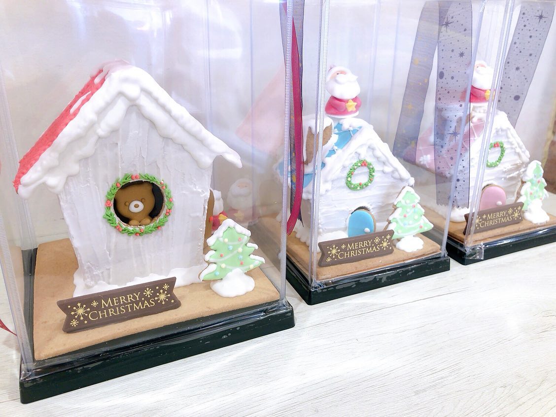 ヘクセンハウス期間限定で販売しています バタークッキーにアイシングクリームでデコレーションし可愛いお家に♡ お家の中からは、動物達が顔を覗かせています お日持ち2週間ですので、クリスマスまでお家に飾ってその後お召し上がり頂ければ2度お楽しみ頂けます? もちろん、プレゼントにしても喜ばれること間違いなし!夢が詰まったお菓子のお家是非ご賞味ください また、現時点でXmasガトーショコラが完売となり、クリスマスケーキのご予約はXmasデコレーションのみ受付中です♀️たくさんのご予約を頂き誠にありがとうございます Xmasデコレーションのご予約は12月19日(月)まで承っておりますのでご予約お待ちしております #ヘクセンハウス #お菓子のお家 #アイシングクッキー #クリスマス #松戸ケーキ屋 #パティスリーはぐみ #パティスリーhagumi