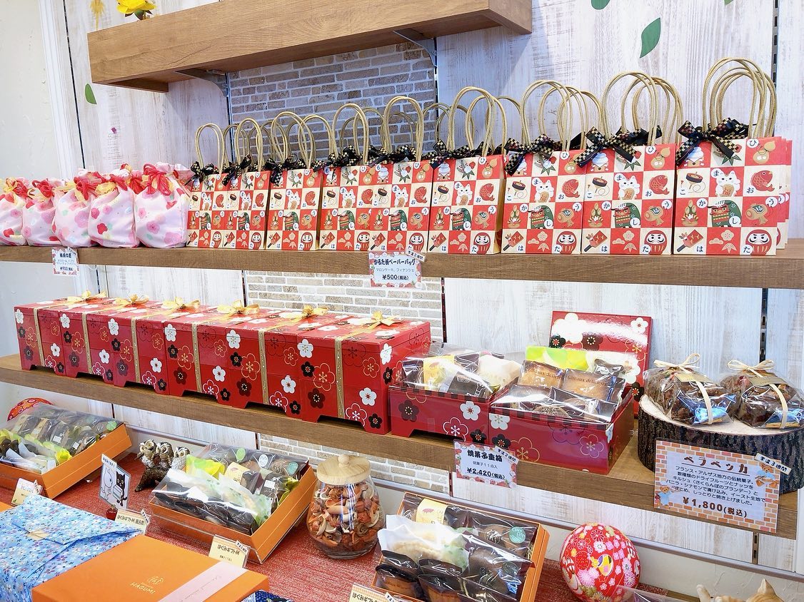 本日もお年賀ギフトたくさんご用意してお待ちしております本日の営業時間は10時〜17時です♀️また、1/1〜3の3日間は12時〜17時の営業となります。 お正月の三が日は、毎年恒例のガラポン抽選会も開催します今年も1等はホールケーキまるまる1台プレゼント 外れても駄菓子or飴ちゃんプレゼントと、大好評のガラポンです 11月17日〜12月19日の間に配布していたガラポン抽選券をお持ちの方は奮ってご参加ください♡ 今年もあっという間の最終日、本当にたくさんの方にご利用いただき心より感謝しております♀️ 皆様良いお年をお迎えください #お年賀ギフト #お年賀 #ギフト #松戸ケーキ #パティスリーhagumi #パティスリーはぐみ