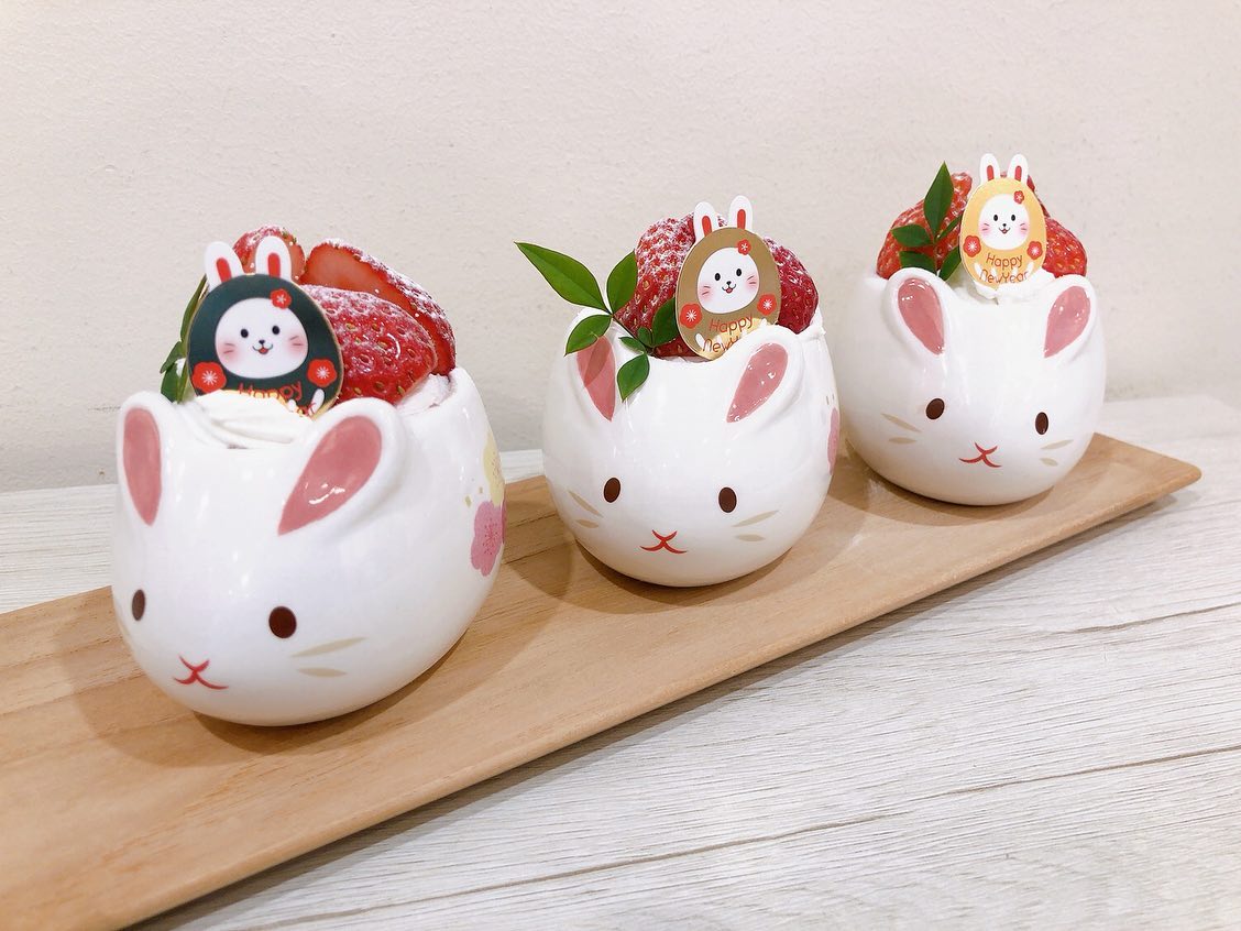 年始の新作雪うさぎたくさんご用意しています♬ なめらかな苺のブリュレショコラにスポンジ、北海道産ゆで小豆、生クリームを入れて苺で可愛く飾りました♡ カップもとっても可愛いうさぎさん?是非お持ち帰りください♡ また、新春ガラポンは本日が最終日です!!ガラポン抽選券をお持ちの方、是非ご参加お待ちしています〜 1月4日、5日はお店はお休みです♀️本日も宜しくお願い致します♬ #うさぎカップ #卯年 #ガラポン #ガラポン抽選会 #松戸ケーキ #パティスリーhagumi #パティスリーはぐみ