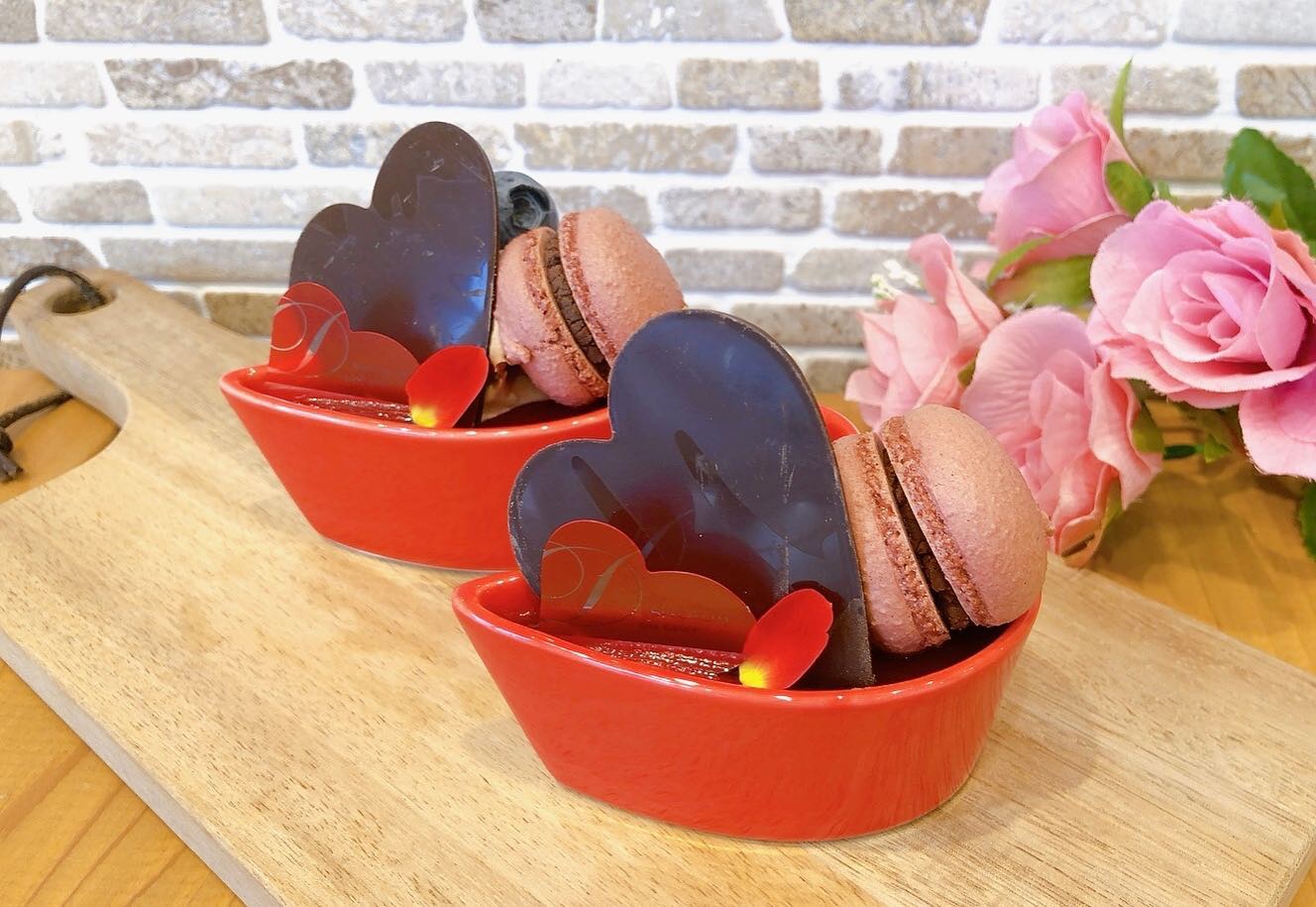 ベリーショコラ期間限定で出ていますなめらかなムースショコラにヘーゼルナッツのスポンジを入れフランボワーズジュレを流しました上には小さなチョコマカロンとハートのチョコ飾りを乗せてとびきり可愛く仕上げました♡ 期間限定販売のため、見つけたら是非お召し上がりくださいね その他、焼き菓子やチョコレートギフト商品もたくさんご用意してお待ちしております♬ #チョコムース #ムースショコラ #ショコラムース #松戸バレンタイン #パティスリーはぐみ #パティスリーhagumi