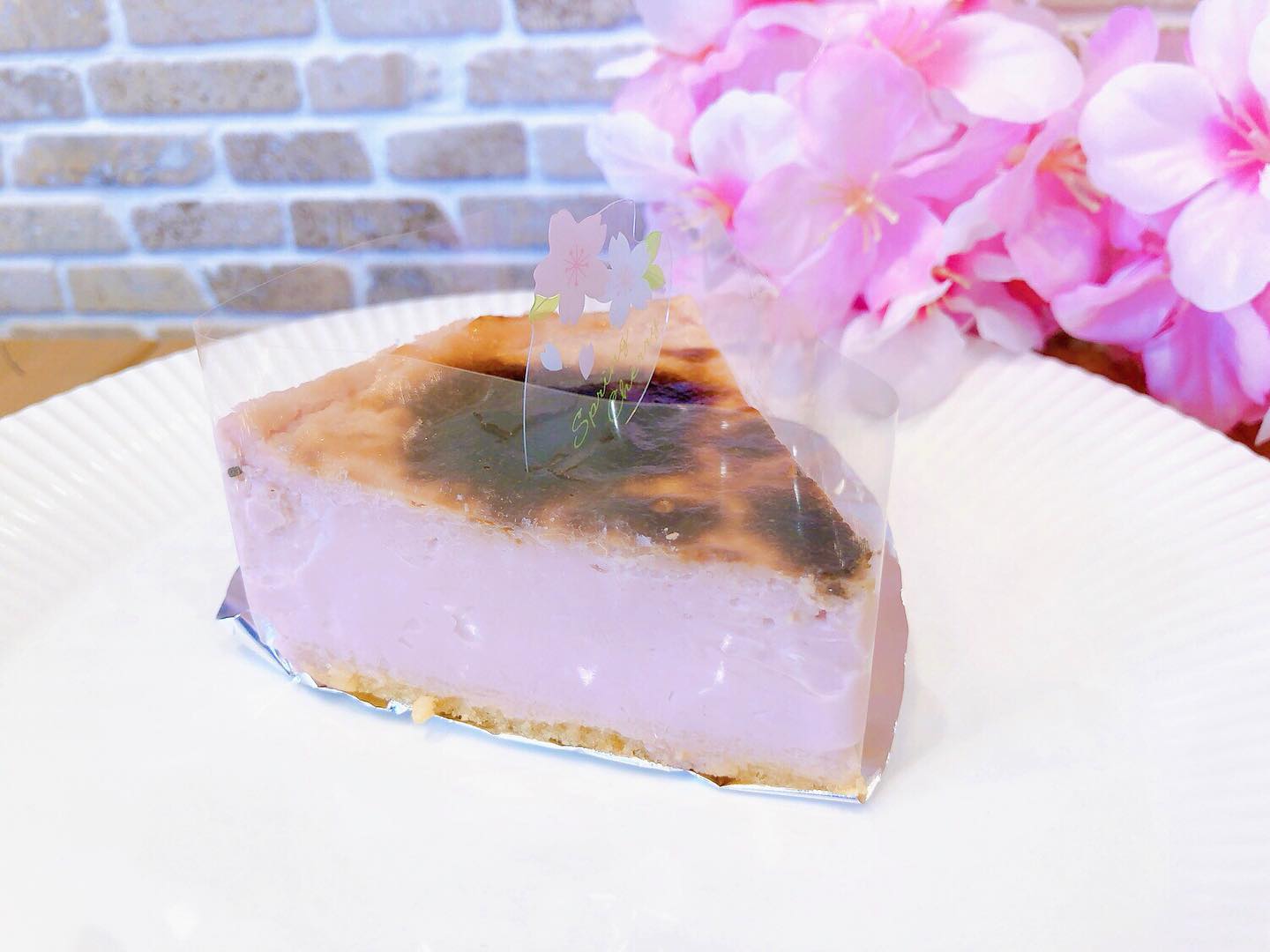 想像の10倍美味しい!桜バスクチーズ出来ました 北海道産クリームチーズに桜ペーストを練り込み爽やかな香りとなめらかな口溶けが堪らない!バスクチーズに仕上げました 桜味が苦手なスタッフも、美味しすぎて「ホールで食べたい!!?」と言い出すほどの完成度 見た目以上の美味しさなので、是非是非!召し上がって頂きたい一品です #桜スイーツ #桜バスクチーズ #バスクチーズケーキ #チーズケーキ #松戸スイーツ #パティスリーはぐみ #パティスリーhagumi