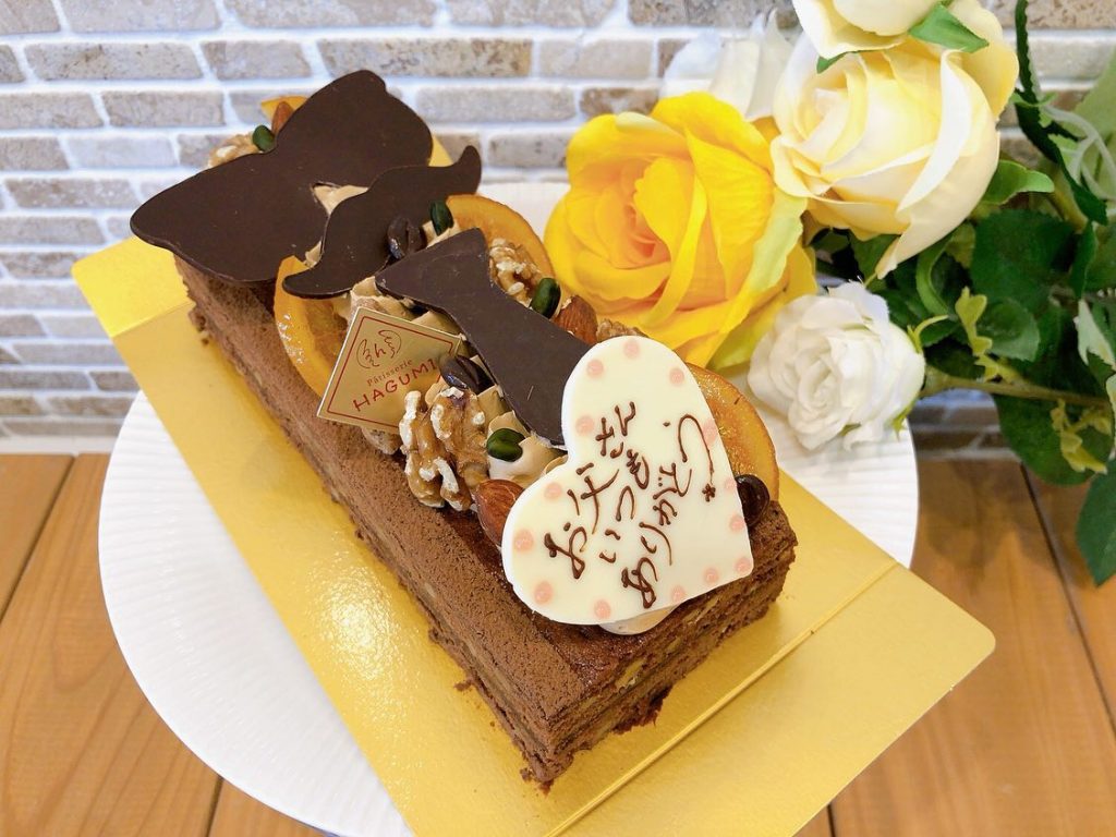 父の日限定ケーキ今年もご用意しております♡ パパブラウニー胡桃がゴロゴロ入ったしっとり濃厚なブラウニーにチョコガナッシュをサンドし、上にはコーヒー風味のバタークリーム、ナッツ、オレンジ、チョコ飾りでダンディなパパ風に仕上げました♬ 手前には、日頃の感謝を込めて「いつもありがとう」のメッセージも? 甘さ控えめなのでお父さんへのプレゼントにぴったりの一品です その他、毎年人気の★房総ウイスキーケーキ?★ビールゼリー　　　　や、しょっぱい系代表の★おつまみクッキー缶?などなど、お父さんが喜ぶお菓子をご用意しています♬ 是非覗いてみてくださいね