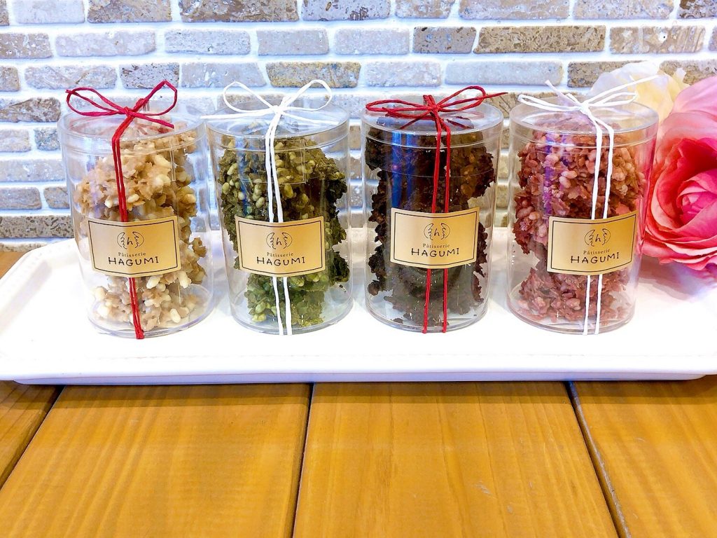 ロシェ期間限定で出ています♡左から順番に?ホワイトチョコ抹茶チョコスイートチョコ苺チョコの4種類♬ チョコレートにサクサク薄焼きクレープ＆ライスパフを混ぜ合わせ「岩」のような形に仕上げたチョコレート菓子です 可愛い包装でプレゼントにもぴったり おやつには勿論、ちょっとしたお手土産やバレンタインにも?