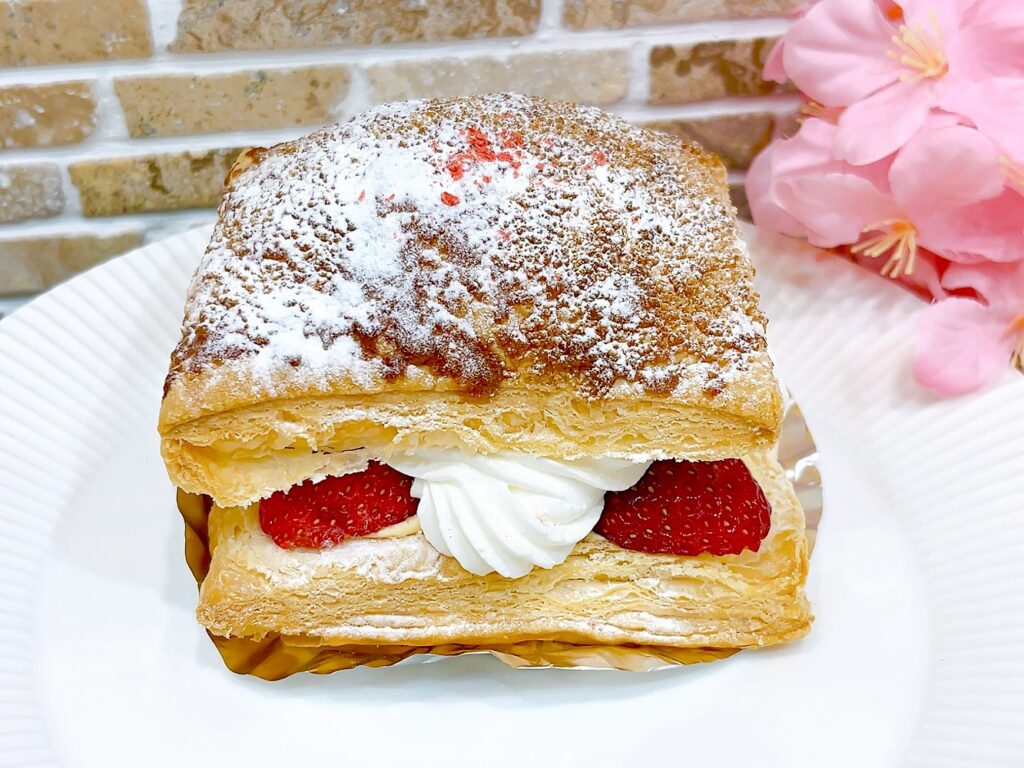 苺クリームパイ春限定で登場しています♡砂糖をかけて香ばしく焼き上げたさくさくパイの中にフランボワーズジャムカスタードクリーム生クリームと苺をサンドしました 苺とＷクリームの相性が抜群でボリュームも満点なクリームパイ是非チェックしてくださいね