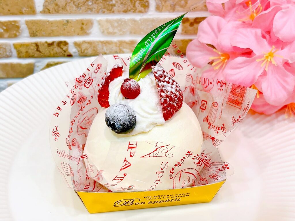 レアチーズ大好評のため少しリニューアルして登場しています 爽やかな酸味のなめらかレアチーズにブルーベリー＆苺ジュレを閉じ込めました♡ 暖かくなってくるこの季節にぴったりのケーキです