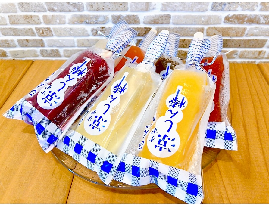 暑い季節にぴったりの冷菓🧊今年も登場しています涼しん棒葛ゼリーをアイスキャンディー風に冷やし固めた葛アイスバー今年は新しいお味も登場して🥭マンゴーパッションぶどうりんご苺🟤ライチ🥛アーモンドミルクの6種類が並んでいます ★シューアイス★自家製クッキーシューの中に濃厚なアイスクリームをたっぷり入れた毎年人気のシューアイス本日からバニラチョコレート抹茶いちごの4種類が並んでいます♡これからチョコミント🧀北海道クリームチーズ️コーヒーも登場予定です しばらくお休みしていたアフォガードもやっと復活しました これからの暑くなる季節にはぐみの冷菓で涼をとってくださいね
