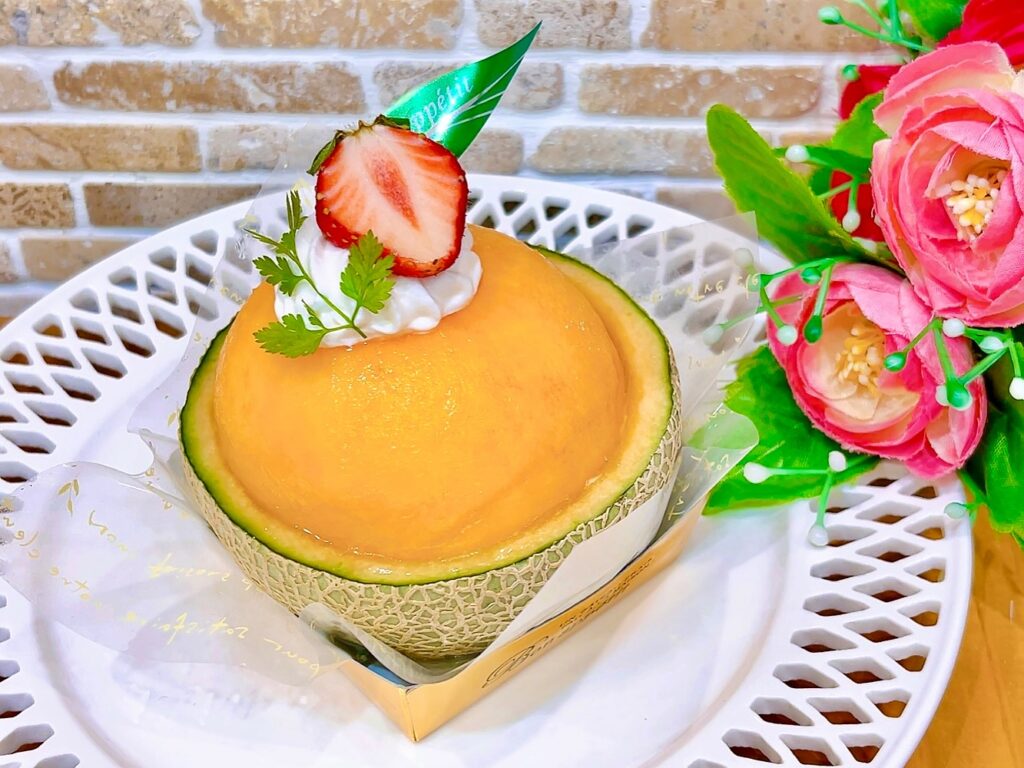 丸ごとメロン今年も登場しています♡メロンの中に、スポンジ、生クリーム、カスタード、苺を入れ上にはメロンの果肉を乗せました メロンの果汁がスポンジやクリームに染み込んでメロンの美味しさを思う存分堪能できる贅沢スイーツです♡ 旬の時期限定のため、見つけたら是非