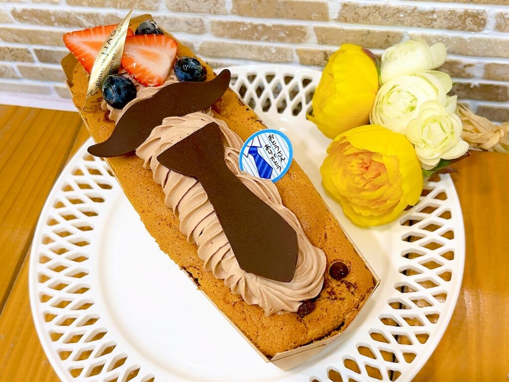 今週末は父の日ですね！店頭では、14日(土)〜チョコバナナシフォンご用意しております プレーンなスリムシフォンの上にチョコチップを散らし、中にはチョコクリームをたっぷりさらに上にはバナナジャム＆チョコクリームを絞り、父の日風に飾りました　　　　　　軽いシフォンなので、あっという間に1個ペロリと食べられちゃいますお父さんへの日頃の感謝を込めてプレゼントにいかがでしょう？ その他、父の日ギフトもご用意しております♬是非店頭にてご覧ください🥰