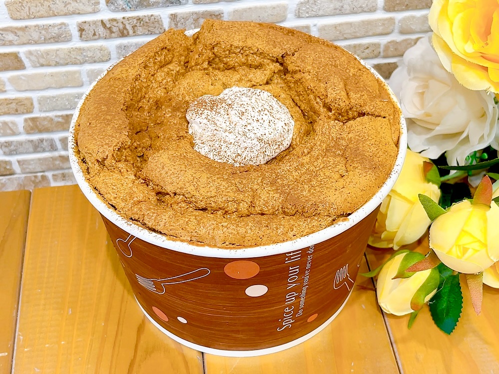 大人気の生リッチシフォンに、父の日限定でコーヒーキャラメル味が新登場しています️コーヒー香るふわふわシフォンの中にほろ苦いキャラメルクリームがぎっしり♡甘いものが苦手なお父さんにも食べやすい甘さ控えめのシフォンケーキです 普通の生リッチシフォンでも軽くてペロリと食べてしまうのに、さらに甘さ控えめで…これはもう美味しい空気です🥺♡ 父の日のプレゼントには勿論、生リッチシフォンファンの方も味違いを是非お楽しみください