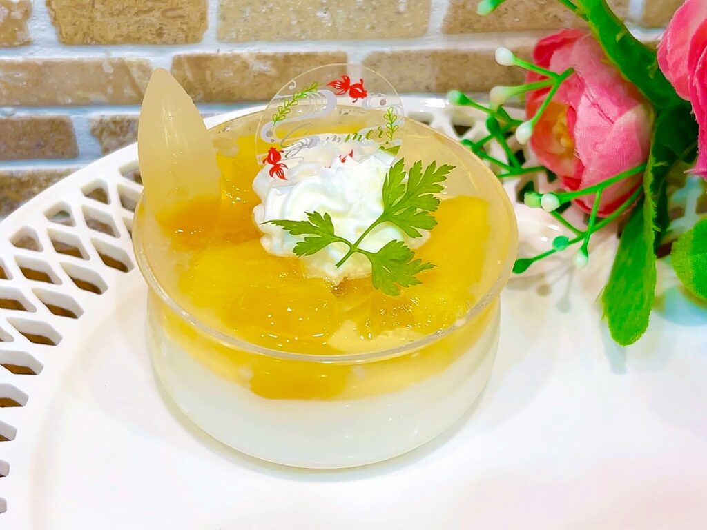 🏝️トロピカル杏仁🏝️新しく登場していますなめらかな杏仁豆腐の上にマンゴー・パイナップル・バナナジャムを乗せ爽やかなレモンゼリーで閉じ込めました🍋パッション＆マンゴーのトロピカルシロップをかけて味の変化を楽しみながらお召し上がりください 毎日暑い日が続いているので🥵爽やかなデザートで少しでも涼をとって乗り切りましょう