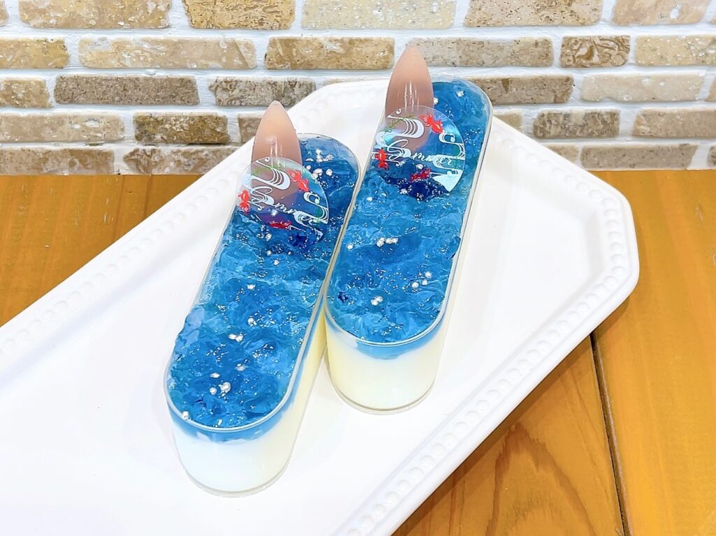 本日は七夕ですね七夕にちなんだスイーツミルキーウェイ先日から出ています♡ なめらかなパンナコッタの上には夜空を思わせるバタフライピーのゼリーがアラザンを飾って天の川をイメージしました♡ スポイトのピーチソースをかけてお召し上がりください 七夕スイーツのため、明日くらいまでの限定になります‍♀️お立ち寄りの際は是非♡