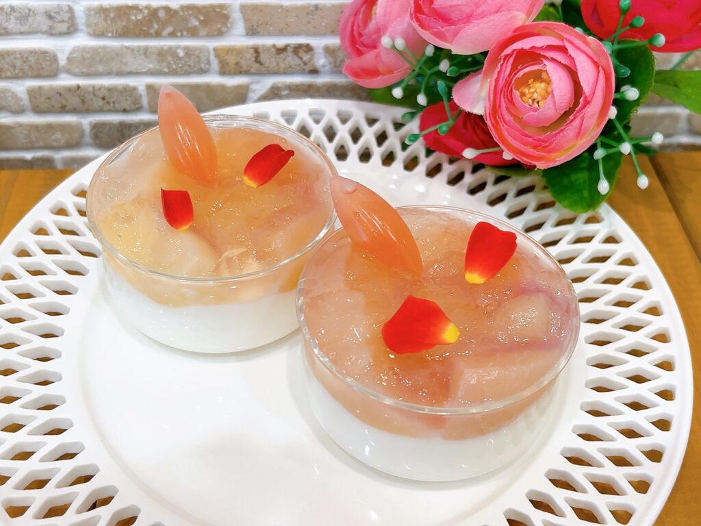 白桃杏仁新しく出ています桃が美味しい季節になったので🤤トロピカル杏仁がリニューアルして桃仕様になって登場です♬ プルプル食感がたまらない杏仁豆腐の上には自家製桃のコンポートとコンポートのシロップを使ったふるふる桃ゼリーが乗った桃づくしの杏仁豆腐スポイトの桃ソースもかけて桃の美味しさを堪能してください
