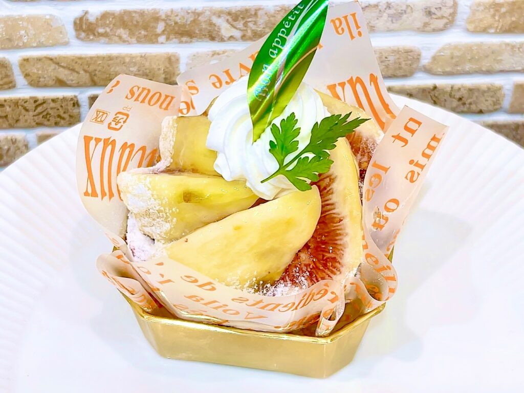 今年もいちじくの季節がやってきました香ばしいアーモンドタルトにはぐみ特製カスタードクリームとたっぷり1個分のフレッシュいちじくを乗せた大満足のいちじくタルト🥧 旬の時期限定のタルトなので是非この季節にお楽しみください♬