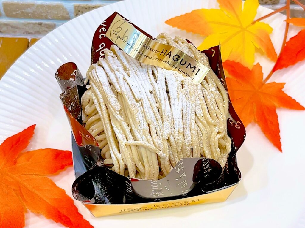 和栗のモンブラン先日からリニューアルして登場していますほうじ茶の風味が芳ばしく薫るふわふわほうじ茶ロールの上に生クリームと渋皮栗を乗せ茨城県産和栗ペーストを絞りました 少しずつ過ごしやすい気温になってきて秋を感じるスイーツが美味しくなる季節ですね️ お近くにお越しの際は是非秋のスイーツを覗いてみてくださいね