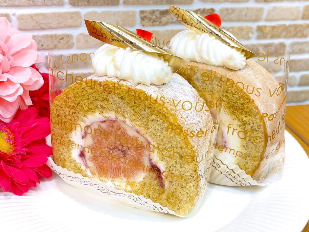 いちじくの季節になりましたねイチジクを丸ごと入れた丸ごとイチジクロール登場しています♬ ふわふわの紅茶スポンジ🫖でイチジク、生クリームフランボワーズジャムを巻きました 紅茶の香りといちじくの甘さにフランボワーズの酸味が絶妙です