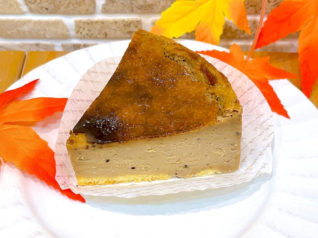 ほうじ茶バスクチーズ🫖新しく登場していますファンの多いバスクチーズケーキ🧀しばらくの間プレーンでお出ししていましたが、秋の訪れとともにほうじ茶ver.に衣替えしました 香り高いほうじ茶を練り込みいつものなめらかなバスクチーズがより一層魅力的な味わいに 濃厚なバスクチーズケーキも食べやすい気候になってきたので旬の味を是非お楽しみください