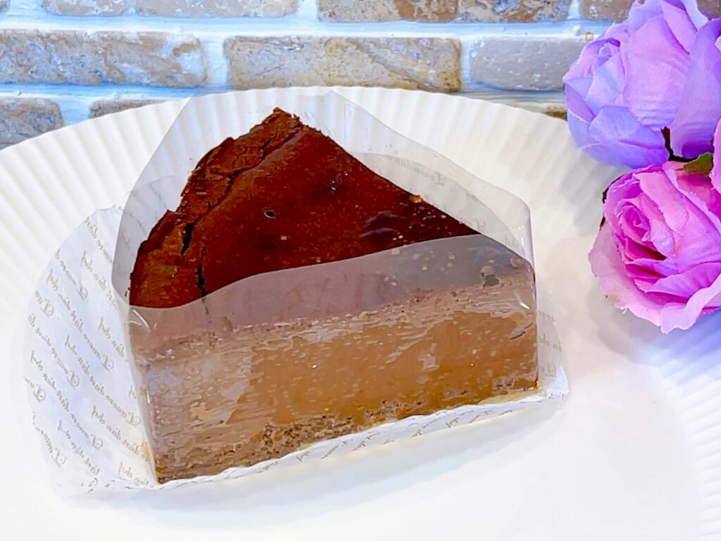 今年もバスクショコラ登場していますチョコレートをたっぷり練り込みじっくり焼き上げた濃厚でなめらかなバスクチーズケーキ♡ 濃厚なチョコレートの中にしっかりチーズの味も引き立って相性抜群です 期間限定商品のためチョコ好きさんチーズ好きさんは見つけたら是非♬