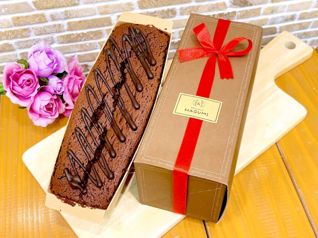バレンタインやお手土産にぴったりのケークオショコラ新しく登場していますチョコレートをたっぷりと練り込みアクセントにオレンジピールを入れふんわり香るオレンジの風味が相性抜群のチョコケーキ🤤上にはチョコレートをかけてパリパリ食感も楽しい1品です 常温2週間のお日持ちなので、お手土産などに手軽に持ち運べるのも嬉しいポイント🥰店頭で是非チェックしてくださいね♡